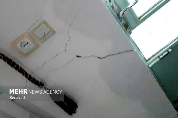  اماکن مسکونی پشتکوه فریدونشهر بر اثر زلزله ترک برداشتند