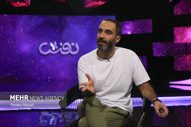 محمد پیوندی کارگردان برنامه «نفس»  در حال مصاحبه با خبرنگار خبرگزاری مهر است