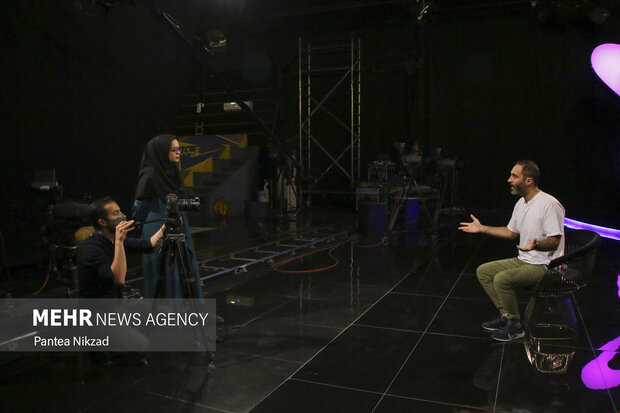 محمد پیوندی کارگردان برنامه «نفس»  در حال مصاحبه با خبرنگار خبرگزاری مهر است