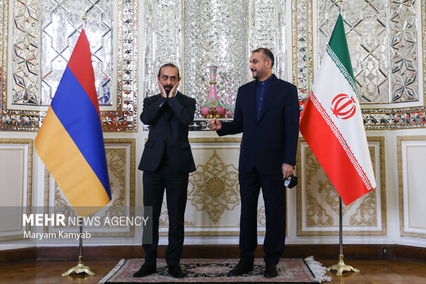  آرارات میرزویان وزیر خارجه ارمنستان با حسین امیرعبدالهیان وزیر امور خارجه کشورمان در محل وزارت امور خارجه دیدار کرد