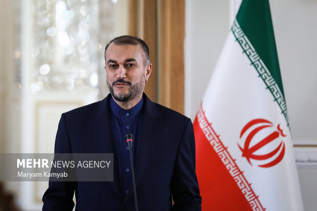حسین امیر عبدالهیان وزیر امور خارجه ایران در نشست خبری با وزیر امور خارجه ارمنستان حضور دارد