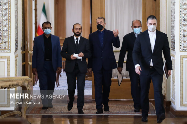 İran ve Ermenistan Dışişleri Bakanları Tahran'da görüştü