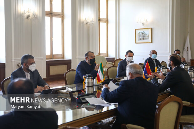  آرارات میرزویان وزیر خارجه ارمنستان با حسین امیرعبدالهیان وزیر امور خارجه کشورمان در محل وزارت امور خارجه دیدار و گفتگو کرد
