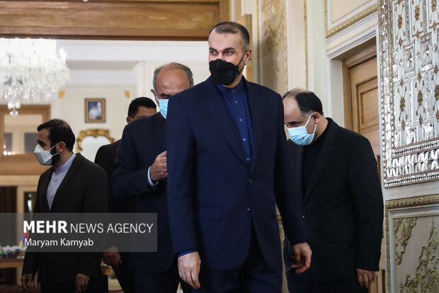 حسین امیر عبدالهیان وزیر امور خارجه ایران در حال ورود به محل دیدار با وزیر امور خارجه ارمنستان است