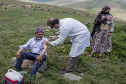 راه‌اندازی خانه بهداشت سیار برای عشایر اصفهان / کوچ نشینان واکسینه شدند