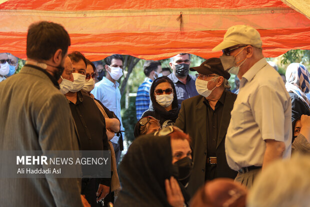 تشييع جثمان الممثل والمخرج الايراني الشهير "فتحعلي أويسي"/ بالصور