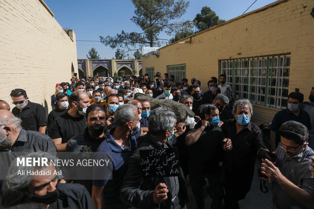 خیل بسیاری از علاقمندان در حال تشییع پیکر زنده یاد فتحعلی اویس بازیگر پیشکسوت سینما و تلویزیون هستند