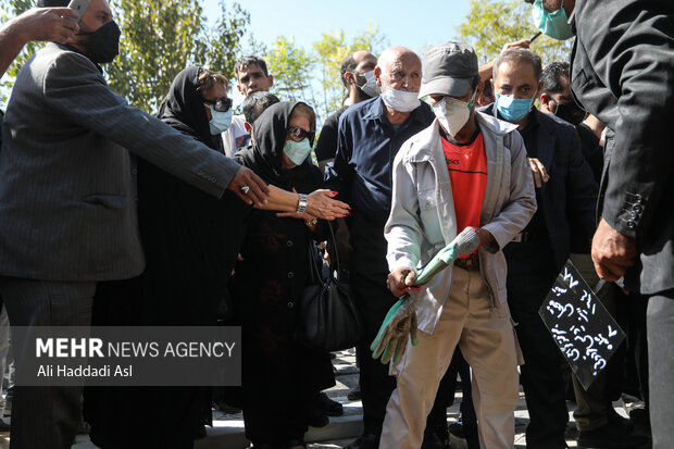 تشييع جثمان الممثل والمخرج الايراني الشهير "فتحعلي أويسي"/ بالصور