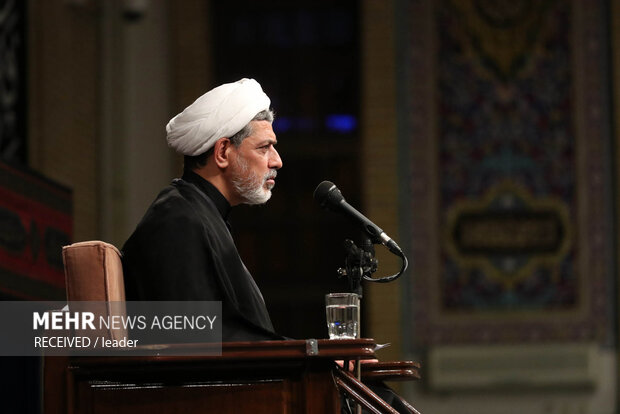 Leader attends mourning ceremony of Imam Reza (PBUH)