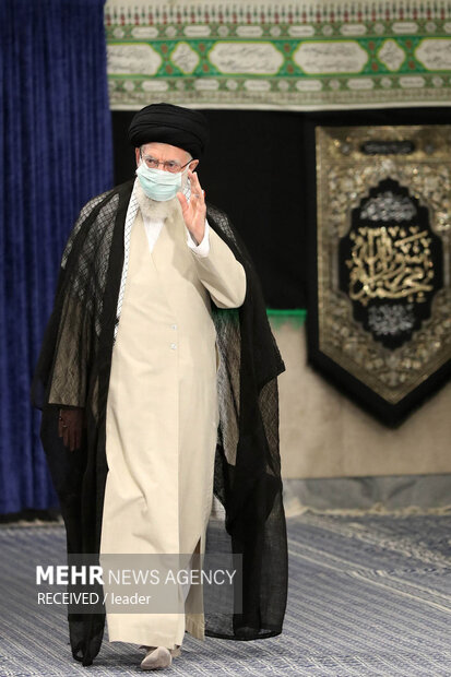 Leader attends mourning ceremony of Imam Reza (PBUH)