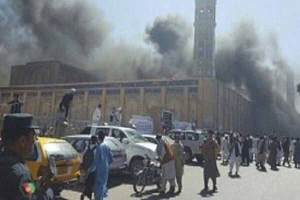 افغانستان کے صوبہ قندوزمیں شیعہ مسجد میں بم دھماکہ کے نتیجے میں 100نمازی شہید