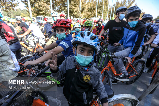پسر بچه ای در همایش دوچرخه سواری همیاران پلیس آماده شروع مسابقه است