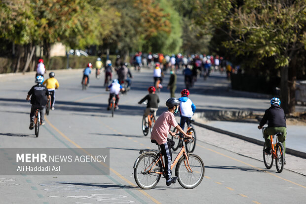 همیاران پلیس در همایش دوچرخه سواری در حال رکاب زدن در مسیر هستند