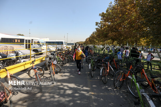 شرکت کنندگان همایش دوچرخه سواری همیاران پلیس بعد از اتمام مسابقه دوچرخه های خود را تحویل می دهند