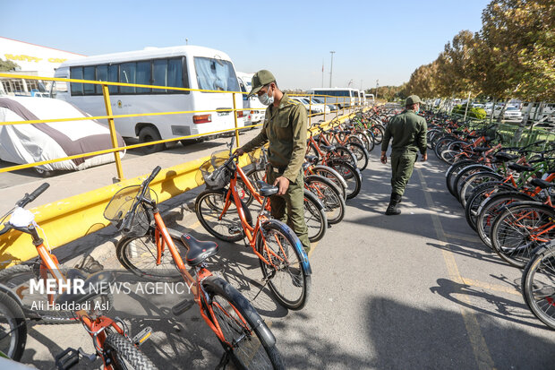 چند سرباز بعد از اتمام همایش دوچرخه سواری همیاران پلیس دوچرخه ها در جایشان قرار می دهند