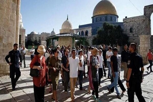 Zionist settlers attack Palestinians in Al-Aqsa Mosque