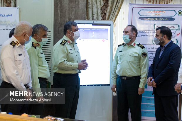 سردار حسین اشتری رئیس پلیس کشور و عیسی زارع‌پور وزیر ارتباطات و فناوری اطلاعات  در حال رونمایی از پروژه‌های هوشمندسازی ناجا هستند