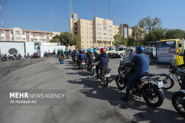 پیش از شروع مراسم رانندگان قانونمند موتورسیکلت در حال مانور در مقر فرماندهی نیروی انتظامی تهران بزرگ هستند