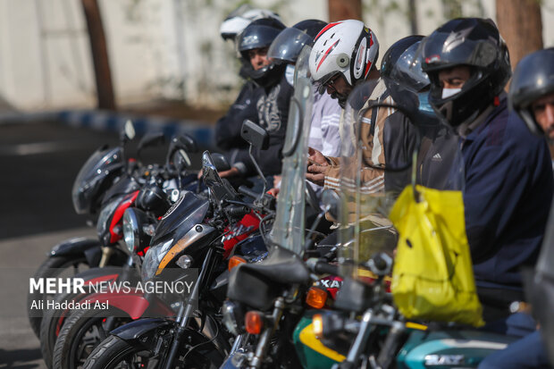 رانندگان قانونمند موتور سیکلت پیش از شروع مراسم تجلیل از رانندگان نمونه، به مانور پرداختند