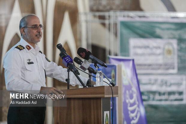 سردار محمد حسین حمیدی رئیس پلیس راهنمایی و رانندگی تهران بزرگ در حال سخنرانی در همایش تجلیل از رانندگان نمونه است