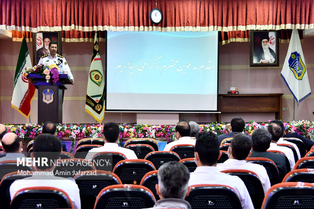 سرهنگ هادی امید وار رئیس پلیس راه کشور در مراسم تجلیل از نمونه های ترافیکی کشور در حال سخنرانی است 
