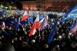 ده ها هزار نفر از منقدین دولت لهستان به خیابان های ورشو آمدند