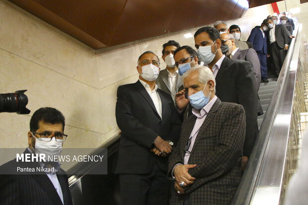 علیرضا زاکانی شهردار تهران در حال بازدید از ایستگاه مترو شهید رضایی است