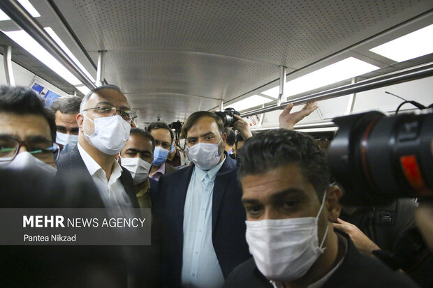 علیرضا زاکانی شهردار تهران در حال بازدید از قطار خط 6 مترو  است