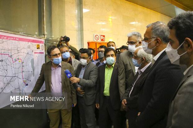 علیرضا زاکانی شهردار تهران در حال بازدید از نقشه پروژه خط 6 مترو تهران در ایستگاه دولت آباد است