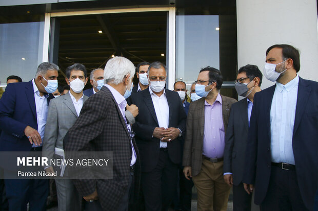 علیرضا زاکانی شهردار تهران در حال بازدید از خط 6 مترو تهران در ایستگاه دولت آباد است
