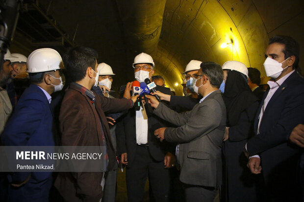 علیرضا زاکانی شهردار تهران در حال پاسخگویی به خبرنگاران در تونل در حال احداث خط 6 مترو تهران در  محدوده شهر ری است