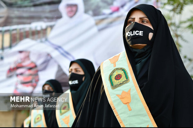 ماموران پلیس زن در مراسم صبحگاه مشترک نیروی انتظامی تهران بزرگ  در حال سان دیدن هستند 