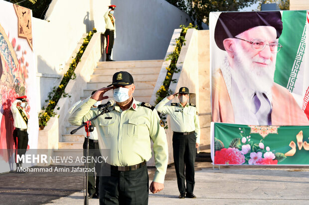 ادای احترام یکی از فرماندهان نیروی انتظامی به سرود جمهوری اسلامی ایران در  مراسم صبحگاه مشترک نیروی انتظامی تهران بزرگ