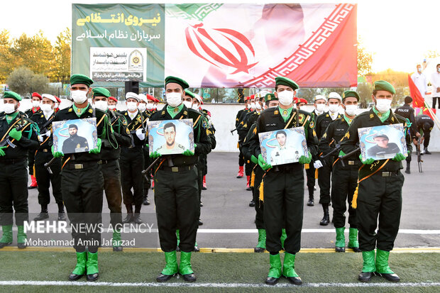 قاب عکس شهیدان در دست ماموران پلیس در مراسم صبحگاه مشترک نیروی انتظامی تهران بزرگ