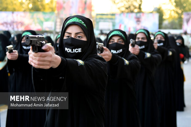 ماموران پلیس زن در مراسم صبحگاه مشترک نیروی انتظامی تهران بزرگ  در حال اجرای مانور هستند