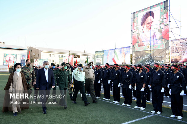 سردار حسین رحیمی فرماندهی نیروی انتظامی در حال سادن دیدن در مراسم صبحگاه مشترک نیروی انتظامی تهران بزرگ هستند