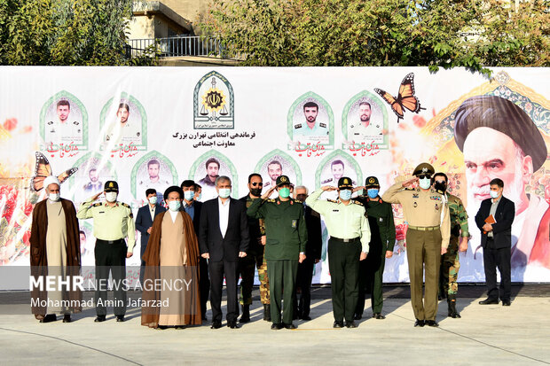 سردار حسین رحیمی فرمانده انتظامی تهران بزرگ و جمعی از فرماندهان درحال ادای احترام به سرود مقدس جمهوری اسلام هستند