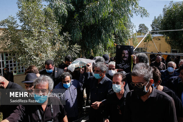 مراسم تشییع پیکر مرحوم عزت الله مهر آوران صبح امروز دوشنبه در قطعه هنرمندان بهشت زهرای تهران برگزار شد