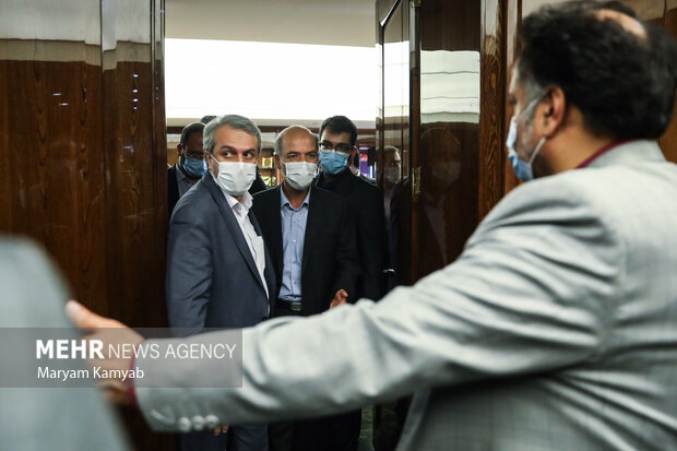علی اکبر محرابیان وزیر نیرو و رضا فاطمی امین وزیر صمت در حال خروج از محل برگزاری مراسم امضا تفاهم نامه هستند