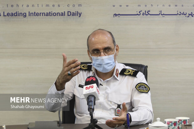 سردار محمد حسین حمیدی رئیس پلیس راهنمایی و رانندگی تهران بزرگ در حال پاسخگویی به سوالات خبرنگار مهر است