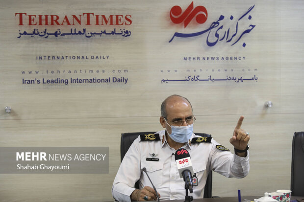 سردار محمد حسین حمیدی رئیس پلیس راهنمایی و رانندگی تهران بزرگ درحال پاسخگویی به سوالات خبرنگار مهر است