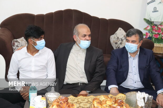 دیدار وزیر کشور با خانواده شهید احمدی‌طیفکانی در بندرعباس
