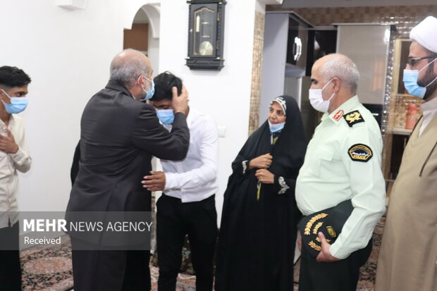 دیدار وزیر کشور با خانواده شهید احمدی‌طیفکانی در بندرعباس