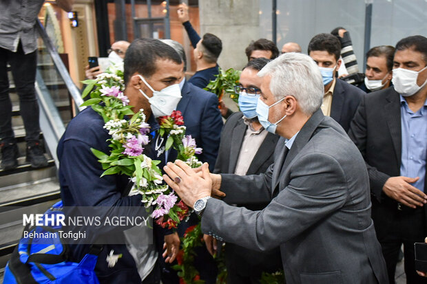 استقبال سجادی وزیر ورزش و جوانان ازمحمدعلی گرایی در فرودگاه امام خمینی (ره)