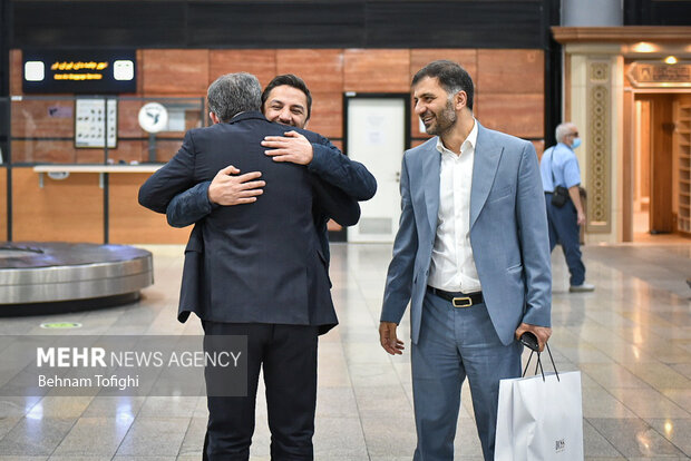 Members of Iranian Greco-Roman wrestling team arrive at home
