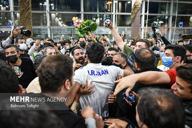Members of Iranian Greco-Roman wrestling team arrive at home
