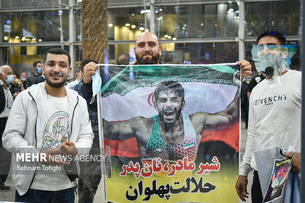 Members of Iranian Greco-Roman wrestling team arrive at home
