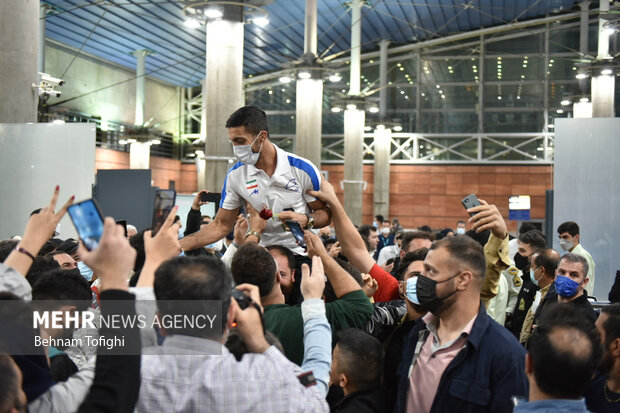 Members of Iranian Greco-Roman wrestling team arrive at home
