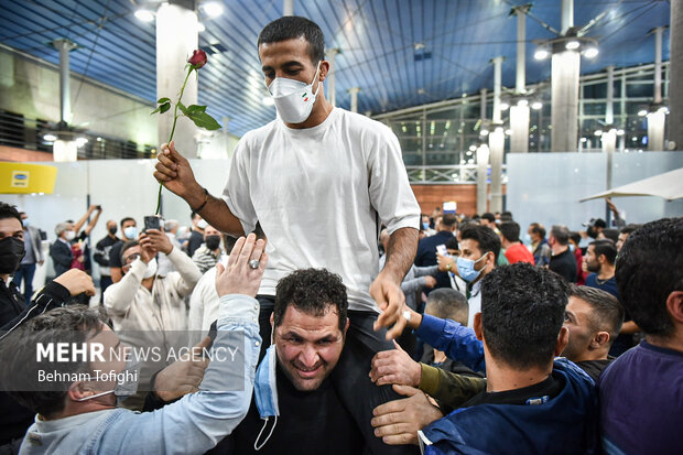 Members of Iranian Greco-Roman wrestling team arrive at home
