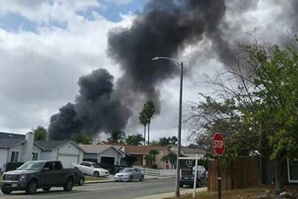 سقوط هواپیما در یک منطقه مسکونی در کالیفرنیا آمریکا